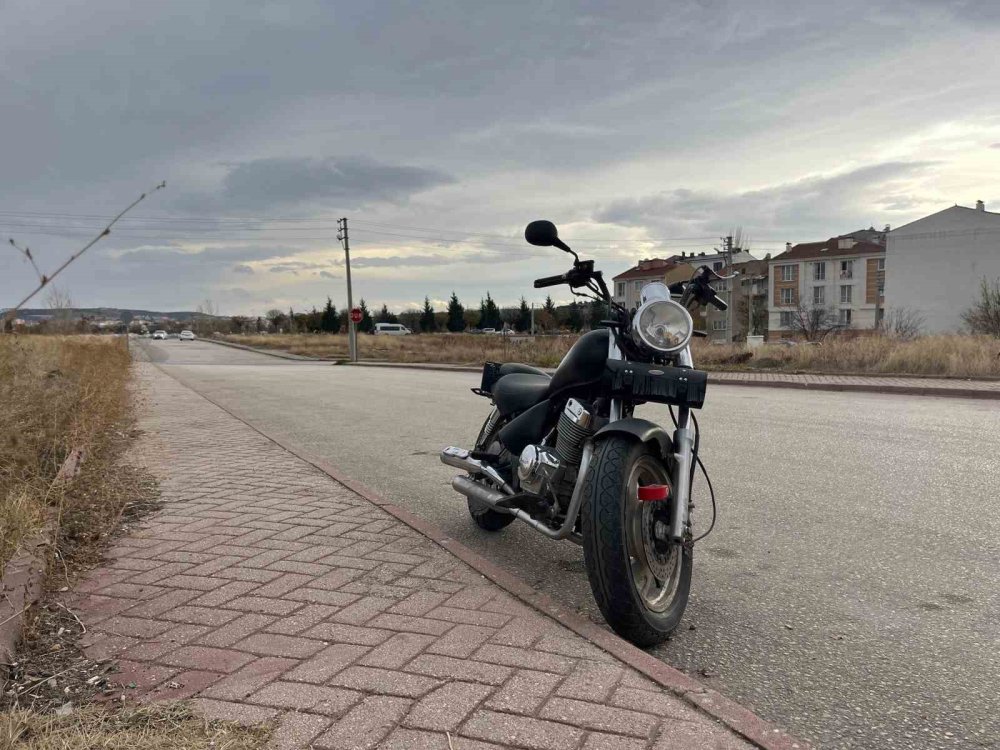 Esnaf Kaza Sonrası Terk Edilen Motosiklete 2 Aydır Gözü Gibi Bakıyor