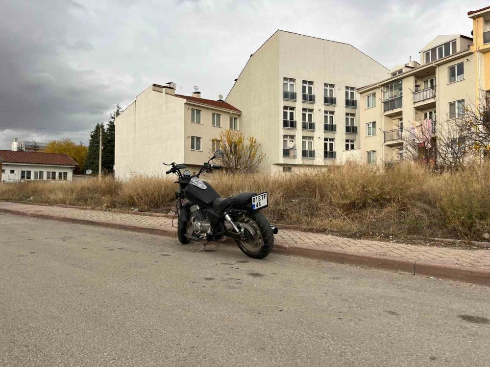 Esnaf Kaza Sonrası Terk Edilen Motosiklete 2 Aydır Gözü Gibi Bakıyor