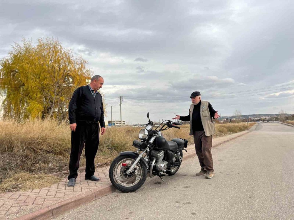 Esnaf Kaza Sonrası Terk Edilen Motosiklete 2 Aydır Gözü Gibi Bakıyor