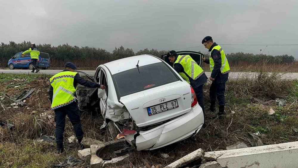 Kontrolden Çıkan Araç Su Kanallarını Parçalayarak Tarlaya Uçtu: 2 Yaralı