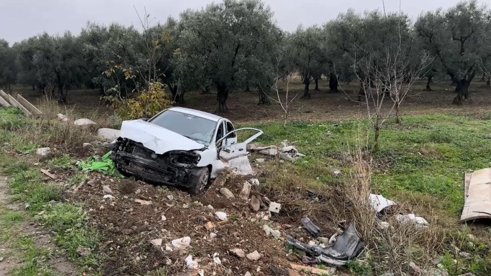 Kontrolden Çıkan Araç Su Kanallarını Parçalayarak Tarlaya Uçtu: 2 Yaralı