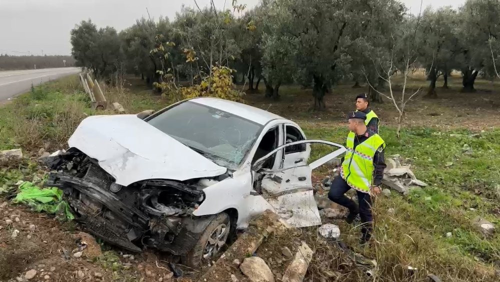 Kontrolden Çıkan Araç Su Kanallarını Parçalayarak Tarlaya Uçtu: 2 Yaralı