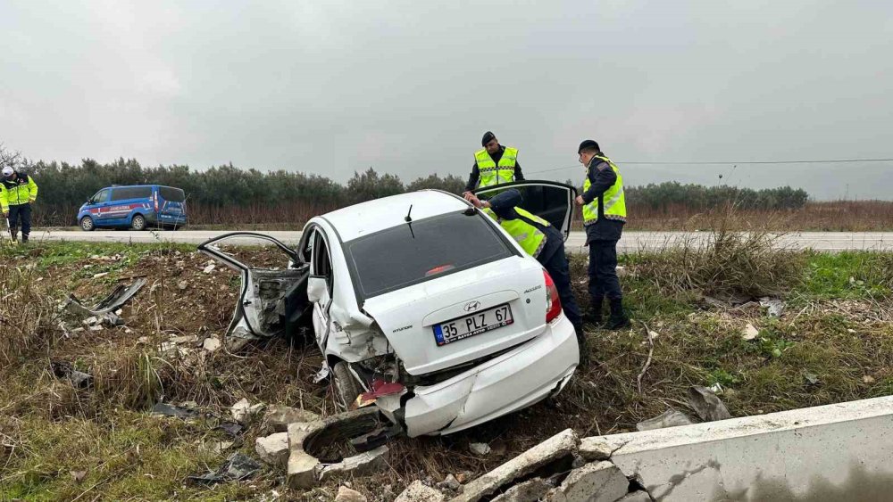 Kontrolden Çıkan Araç Su Kanallarını Parçalayarak Tarlaya Uçtu: 2 Yaralı