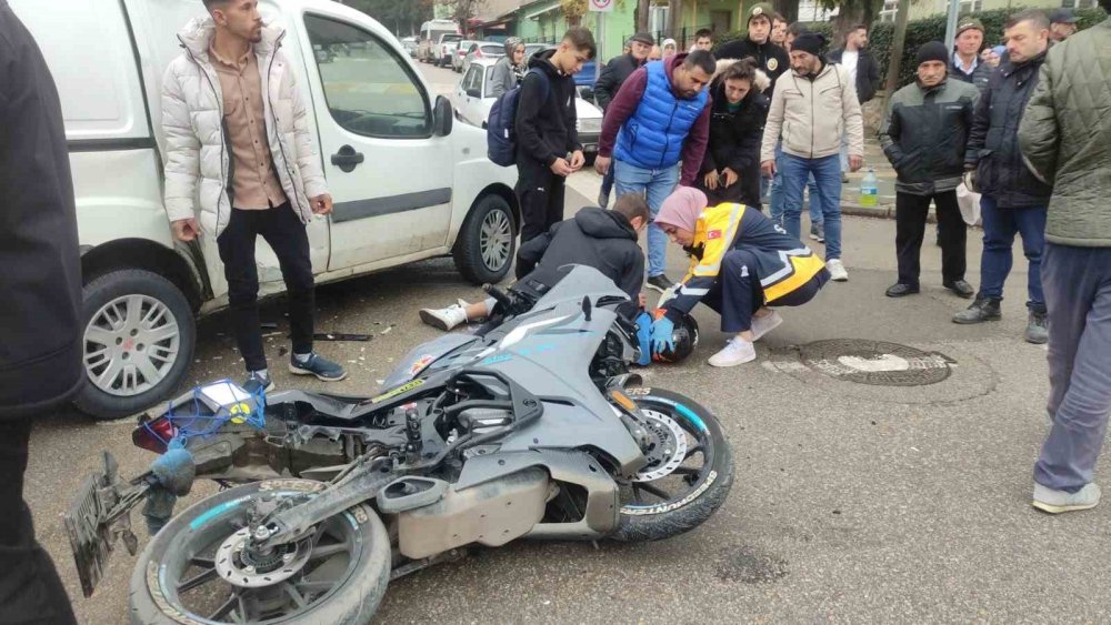 Motosiklet Hafif Ticari Araca Çarptı: 2 Yaralı