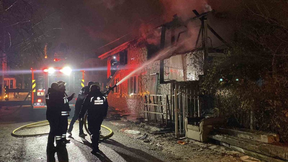 Sigortadan Çıkan Yangın Müstakil Evi Küle Çevirdi