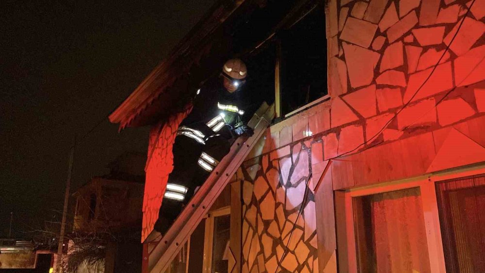 Sigortadan Çıkan Yangın Müstakil Evi Küle Çevirdi