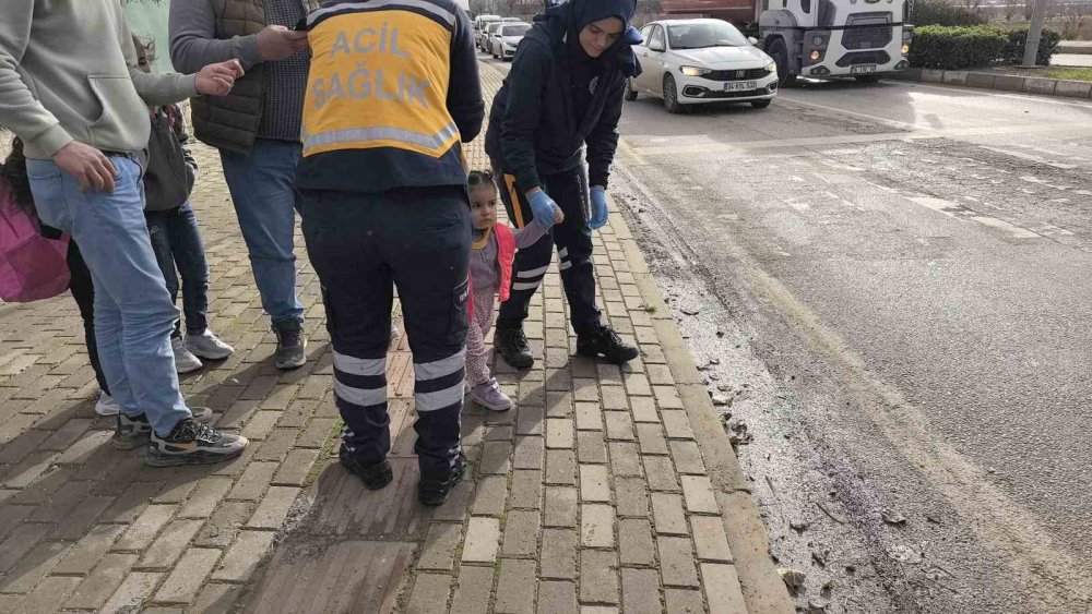 Araçlar Çarpıştı: 1’i Çocuk 2 Yaralı