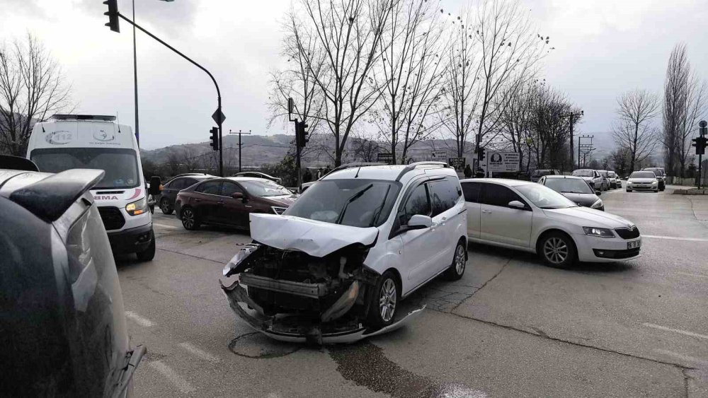 Araçlar Çarpıştı: 1’i Çocuk 2 Yaralı