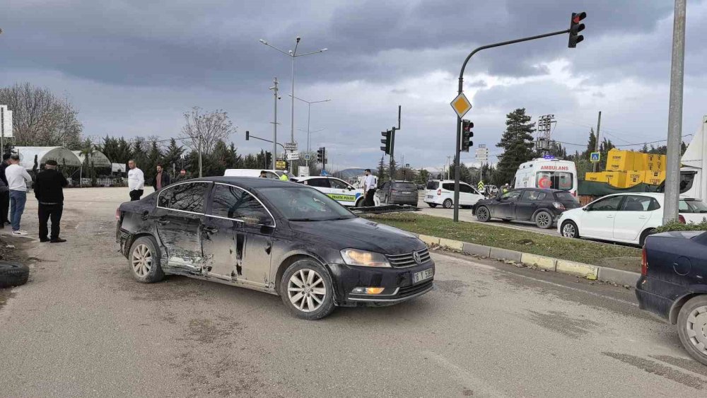 Araçlar Çarpıştı: 1’i Çocuk 2 Yaralı