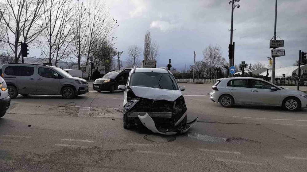 Araçlar Çarpıştı: 1’i Çocuk 2 Yaralı