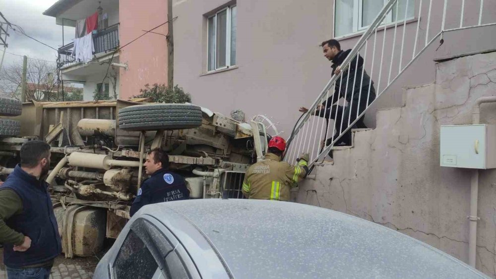 Hafriyat Yüklü Kamyon Dehşet Saçtı