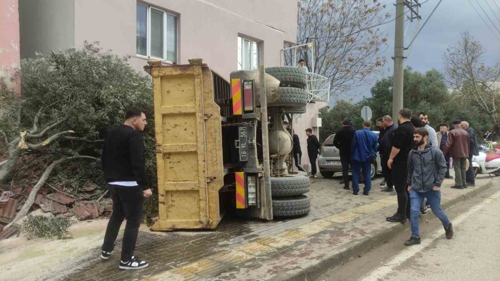 Hafriyat Yüklü Kamyon Dehşet Saçtı