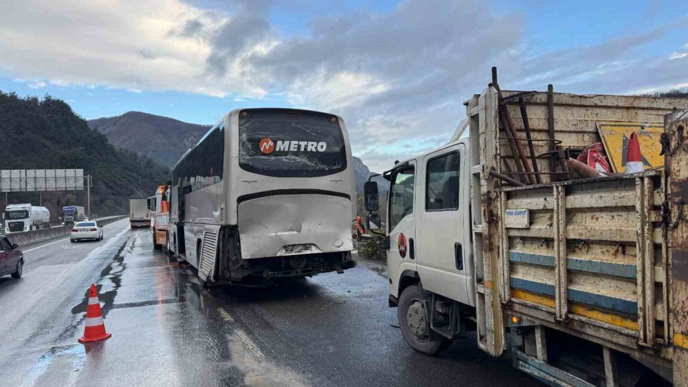 6 Araçlı Zincirleme Kaza: 15 Hafif Yaralı