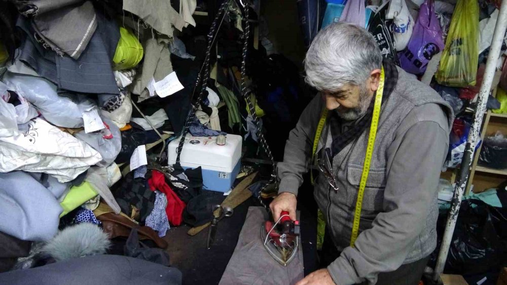 64 Yıldır Terzilik Yapan Zeki Alhan, Mesleğini İlk Günkü Heyecanla Sürdürüyor