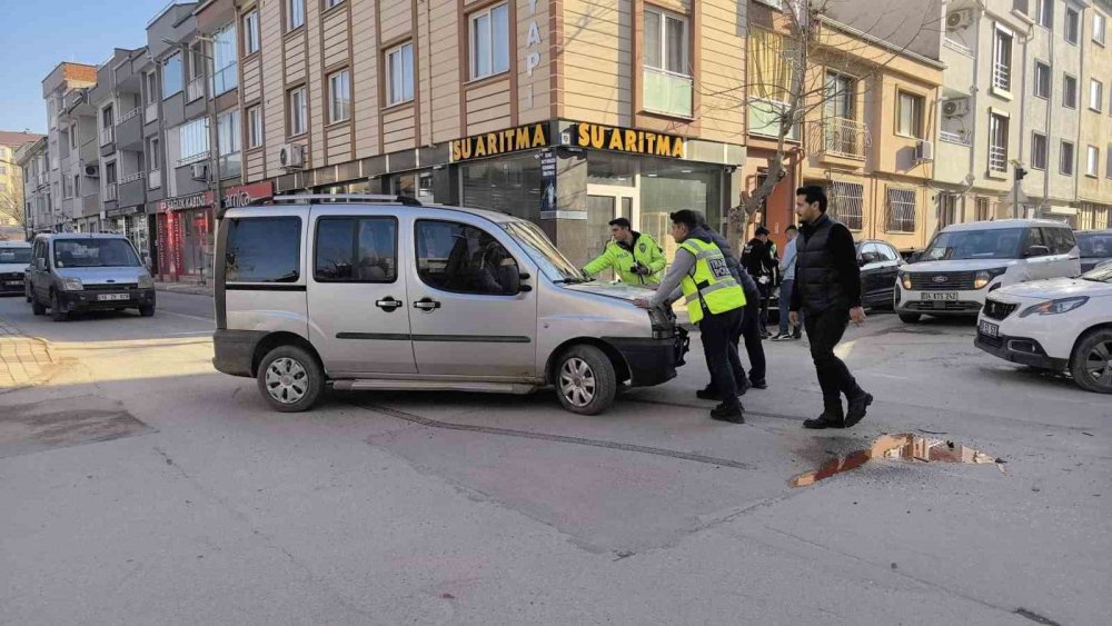 Araçlar Çarpıştı, 3 Kişi Yaralandı