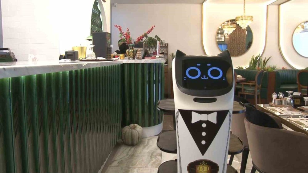 Kebap Salonunda Garson Robotlar Çalışıyor