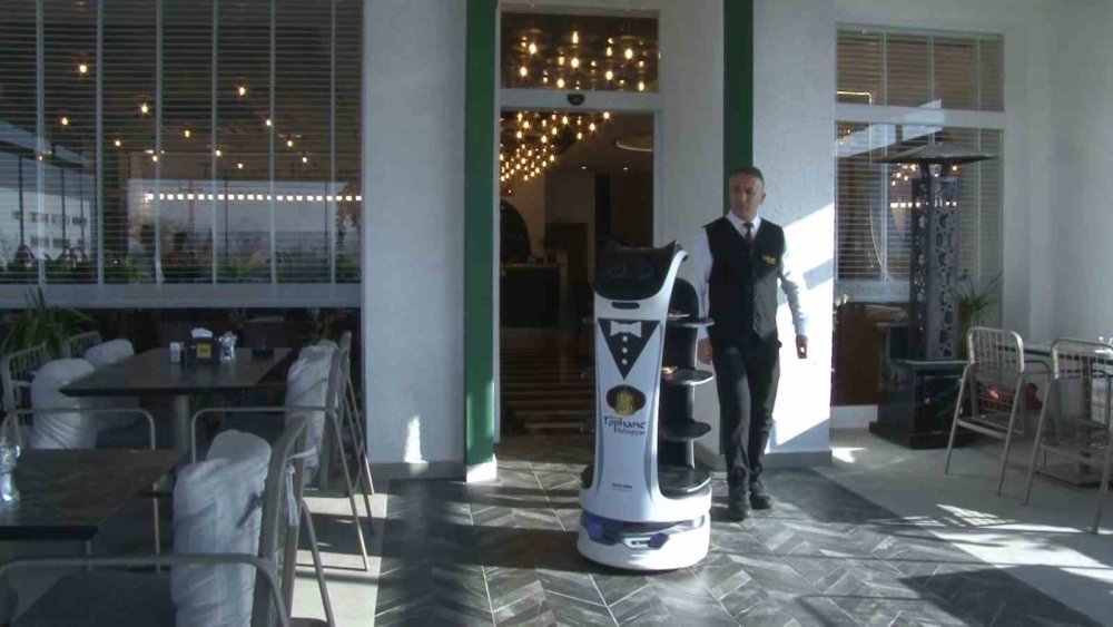 Kebap Salonunda Garson Robotlar Çalışıyor