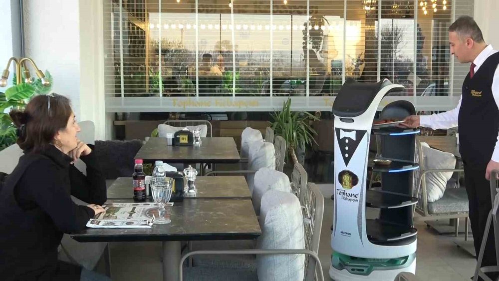 Kebap Salonunda Garson Robotlar Çalışıyor