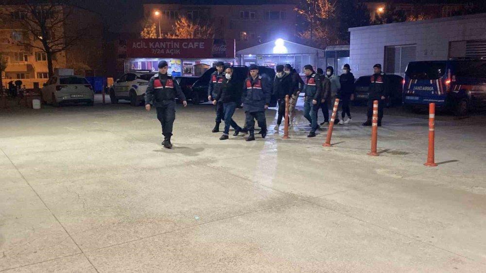 Ülkeye Kaçak Yollarla Giren 13 Göçmen Yakalandı