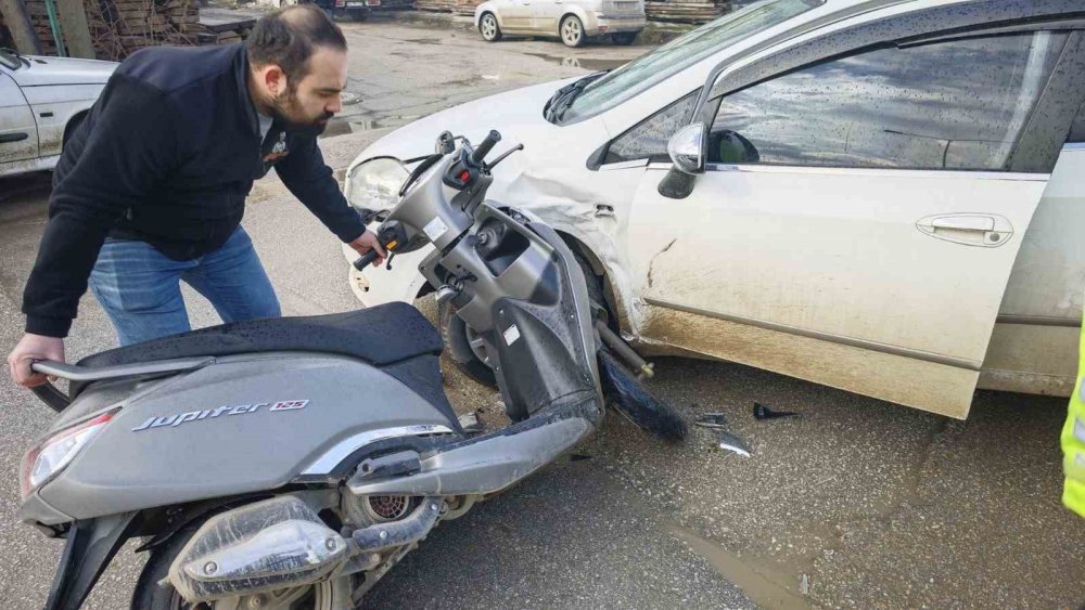 Otomobil ile motosiklet kafa kafaya çarpıştı: 1 Yaralı