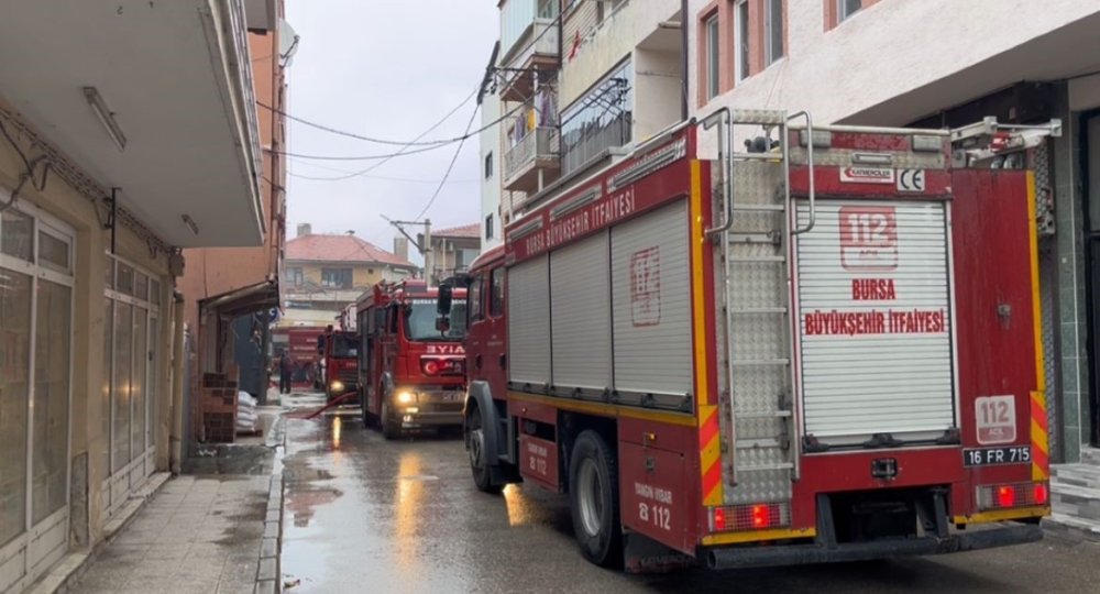 3 Katlı Binanın Çatısı Alev Alev Yandı