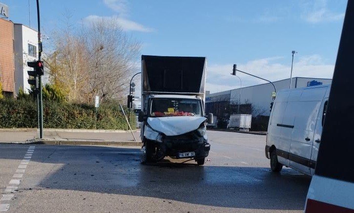 Kırmızı Işıkta Geçince Dereye Uçtu : 2 Yaralı