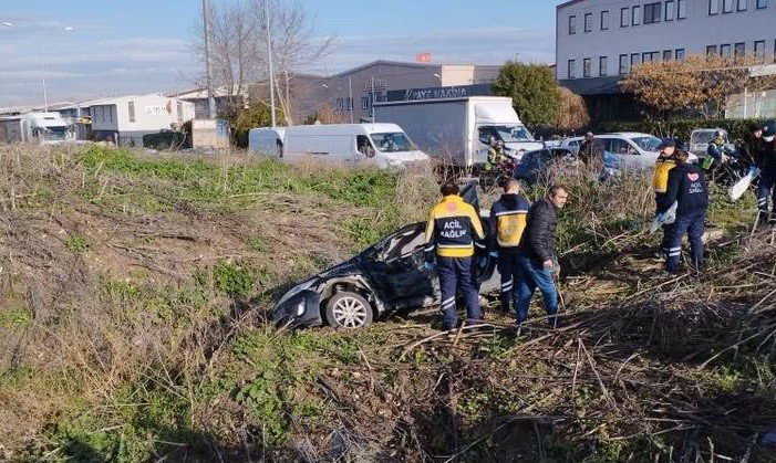 Kırmızı Işıkta Geçince Dereye Uçtu : 2 Yaralı