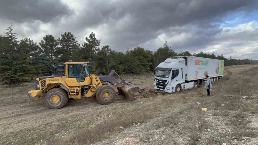 Yoldan Çıkan Ve Çamura Saplanan Tır Gündüz Dozerle Kurtarıldı