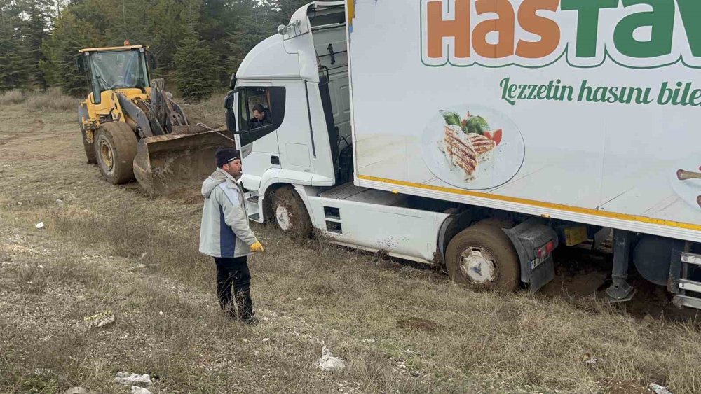 Yoldan Çıkan Ve Çamura Saplanan Tır Gündüz Dozerle Kurtarıldı