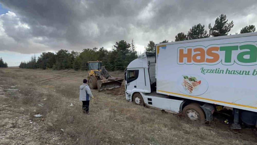 Yoldan Çıkan Ve Çamura Saplanan Tır Gündüz Dozerle Kurtarıldı