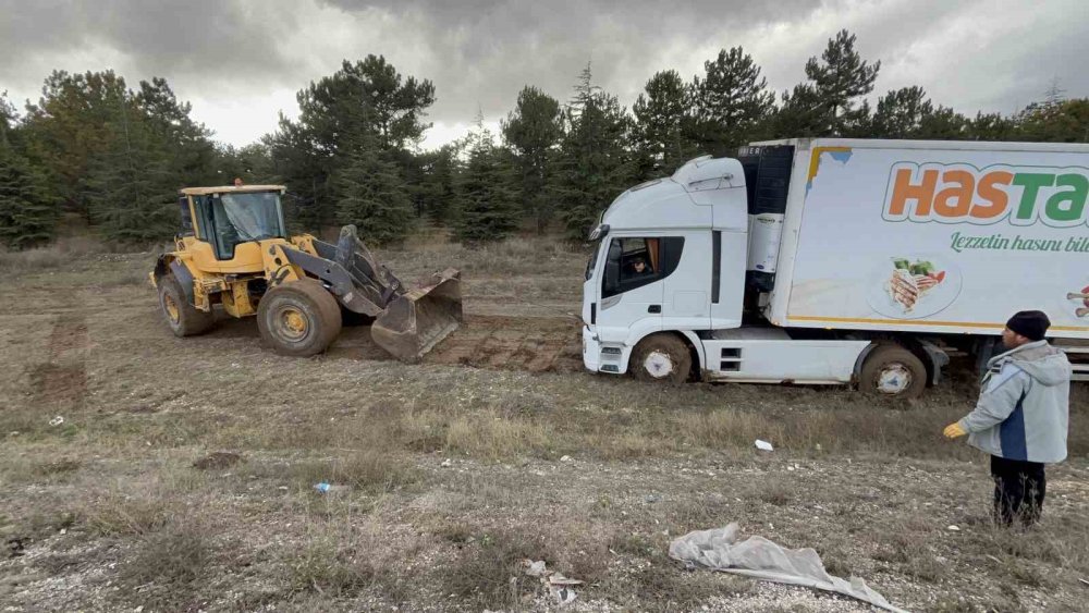 Yoldan Çıkan Ve Çamura Saplanan Tır Gündüz Dozerle Kurtarıldı