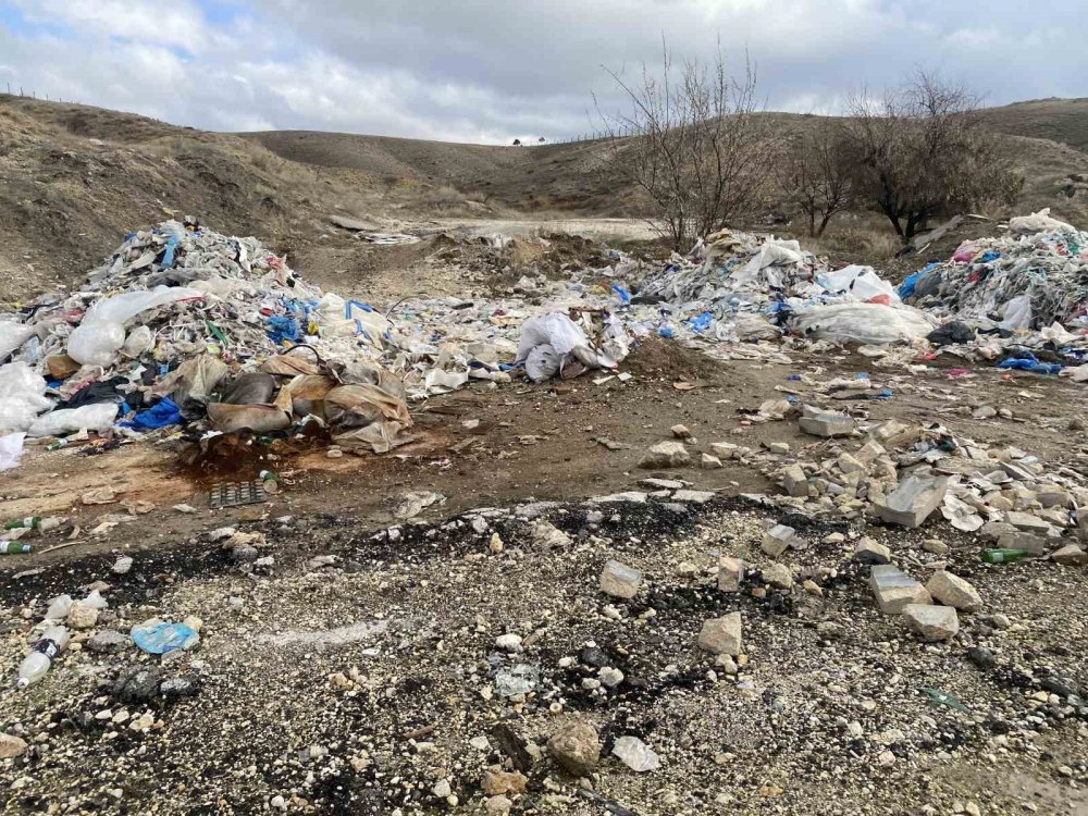 Bazı Duyarsız Vatandaşlar Boş Arazileri Çöplüğe Çevirdi