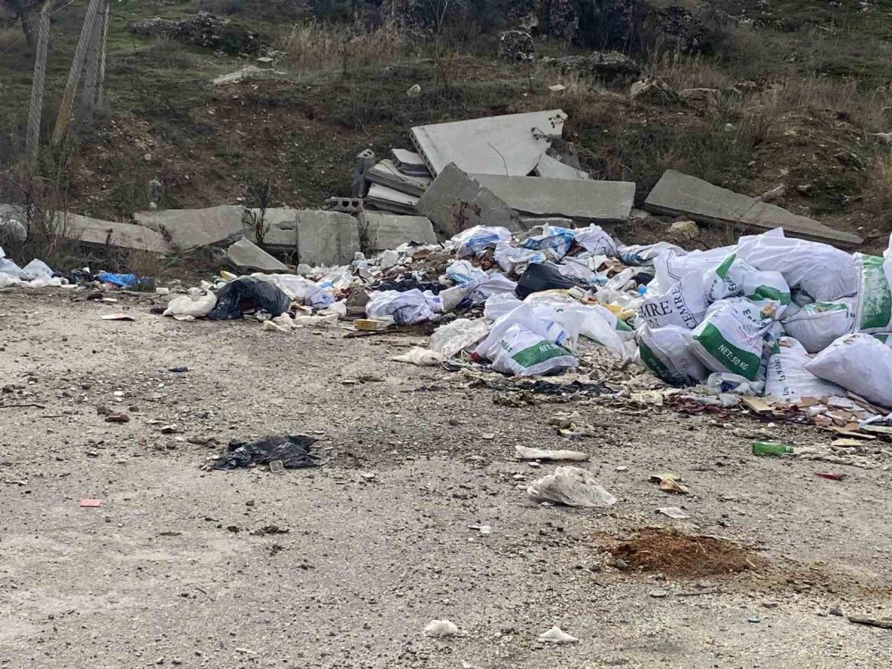 Bazı Duyarsız Vatandaşlar Boş Arazileri Çöplüğe Çevirdi