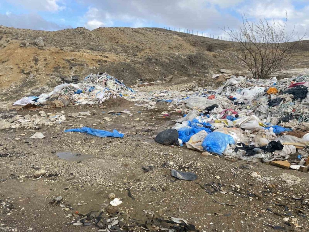 Bazı Duyarsız Vatandaşlar Boş Arazileri Çöplüğe Çevirdi