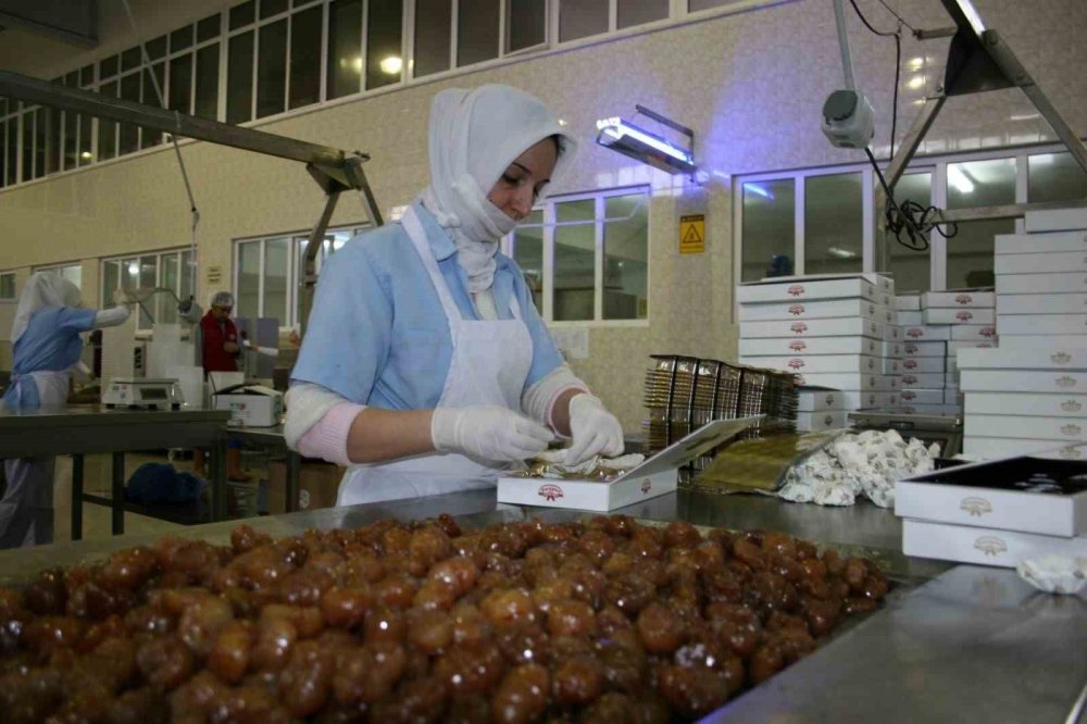 Kestane Şekeri, yeni yıl için marketlerdeki yerini aldı.