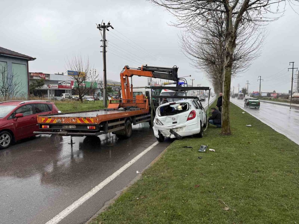 Minibüs İle Otomobilin Çarpıştığı Kazada 3 Kişi Yaralandı