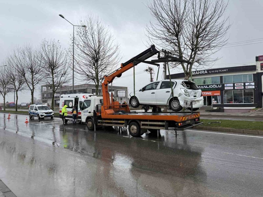 Minibüs İle Otomobilin Çarpıştığı Kazada 3 Kişi Yaralandı