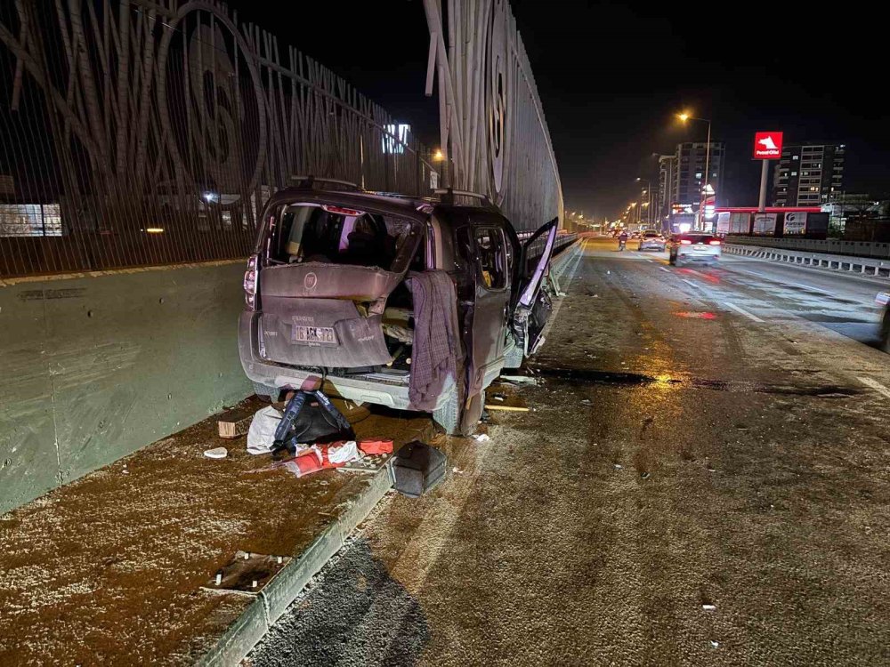 Kontrolden Çıkan Otomobil Bariyerlere Ok Gibi Saplandı: 1 Yaralı