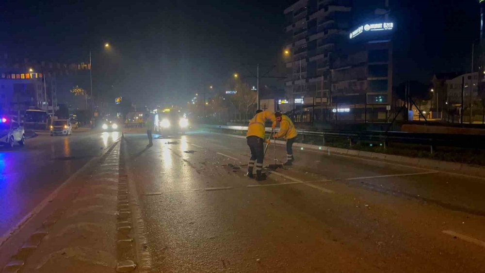 Ters Şeritten İlerleyen Otomobil Tırla Çarpıştı