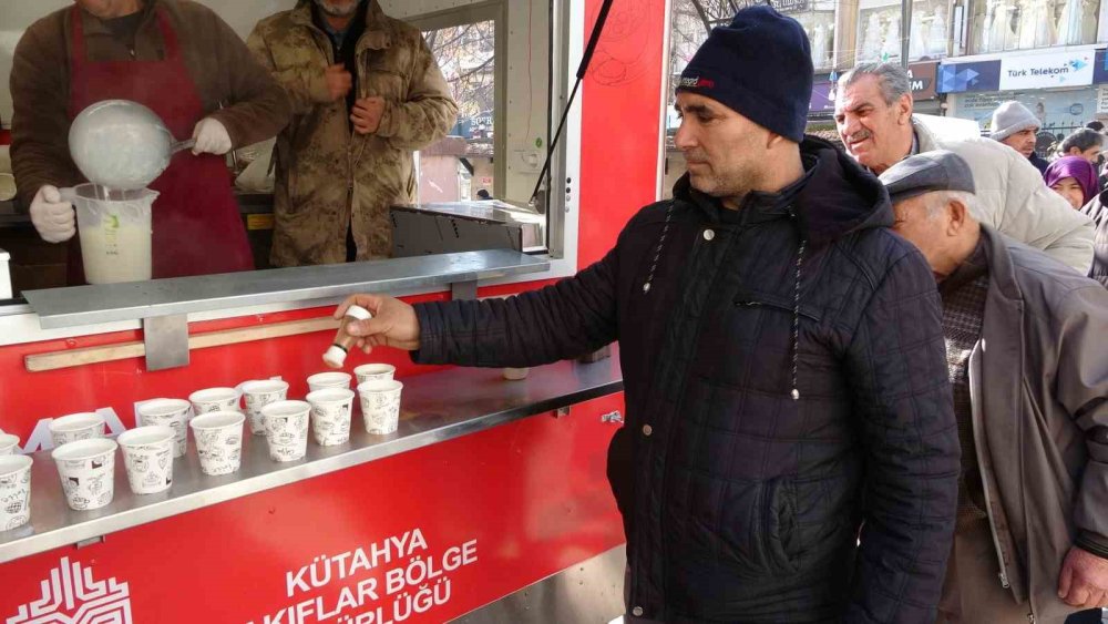 Regaib Kandili Dolayısıyla Vatandaşlara Salep İkramı