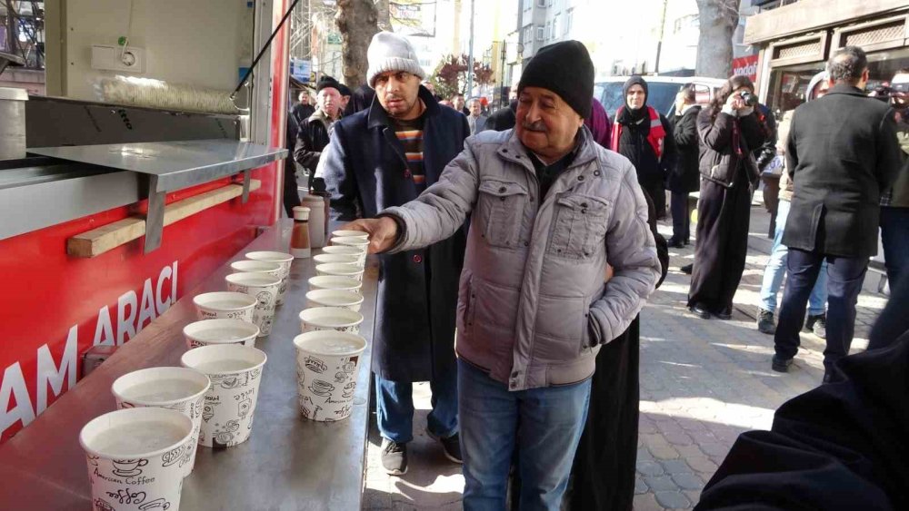 Regaib Kandili Dolayısıyla Vatandaşlara Salep İkramı