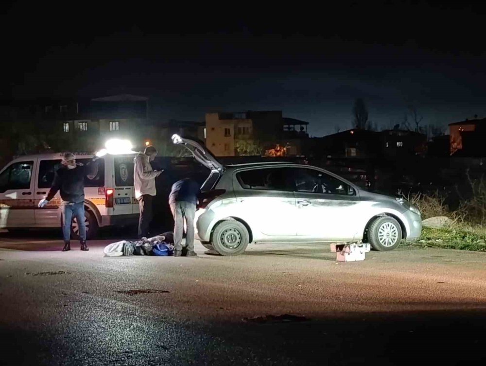 Araç İçerisinde Başından Vurulmuş Kadın Bulundu