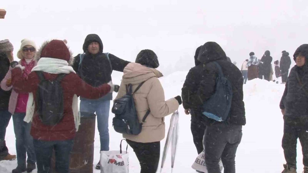 Uludağ'da -8 derecede dans ederek ısındılar