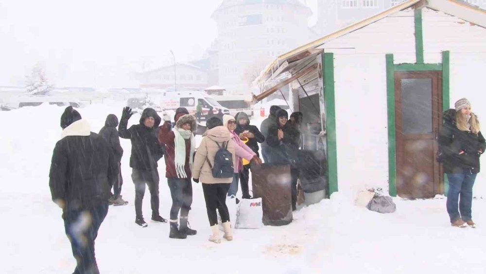 Uludağ'da -8 derecede dans ederek ısındılar