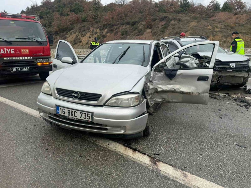 İki Otomobil Kafa Kafaya Çarpıştı