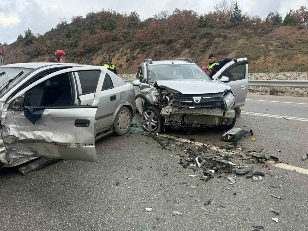 İki Otomobil Kafa Kafaya Çarpıştı