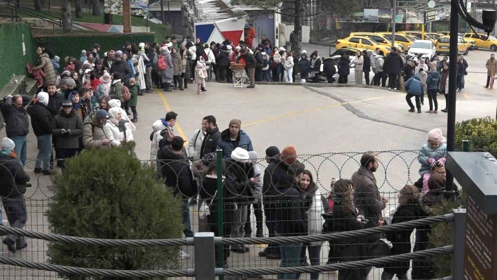 Uludağ’a Hafta Sonu Çıkmak İsteyenler Metrelerce Kuyruk Oluşturdu