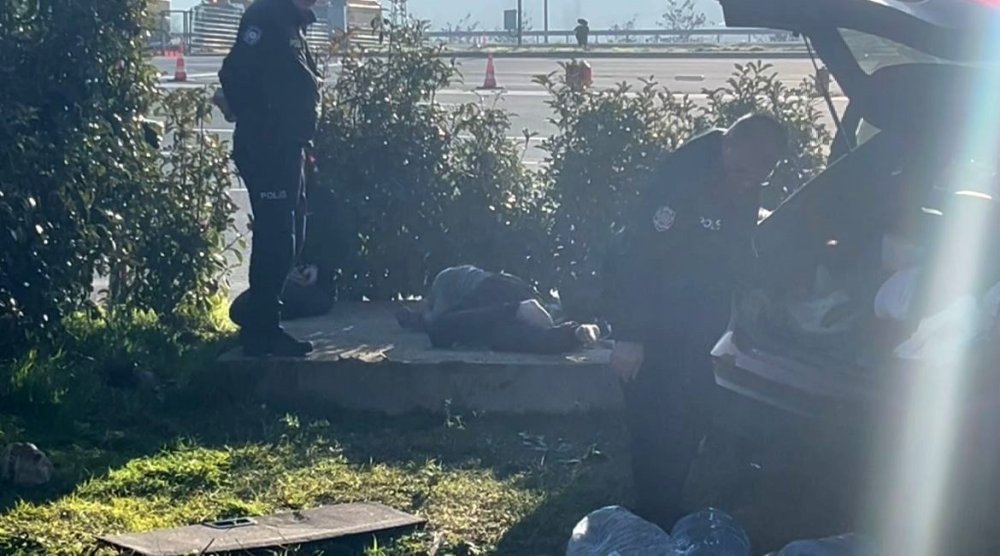 Polisten Kaçan Sürücü Önce Polis Aracına Sonra Direğe Çarptı