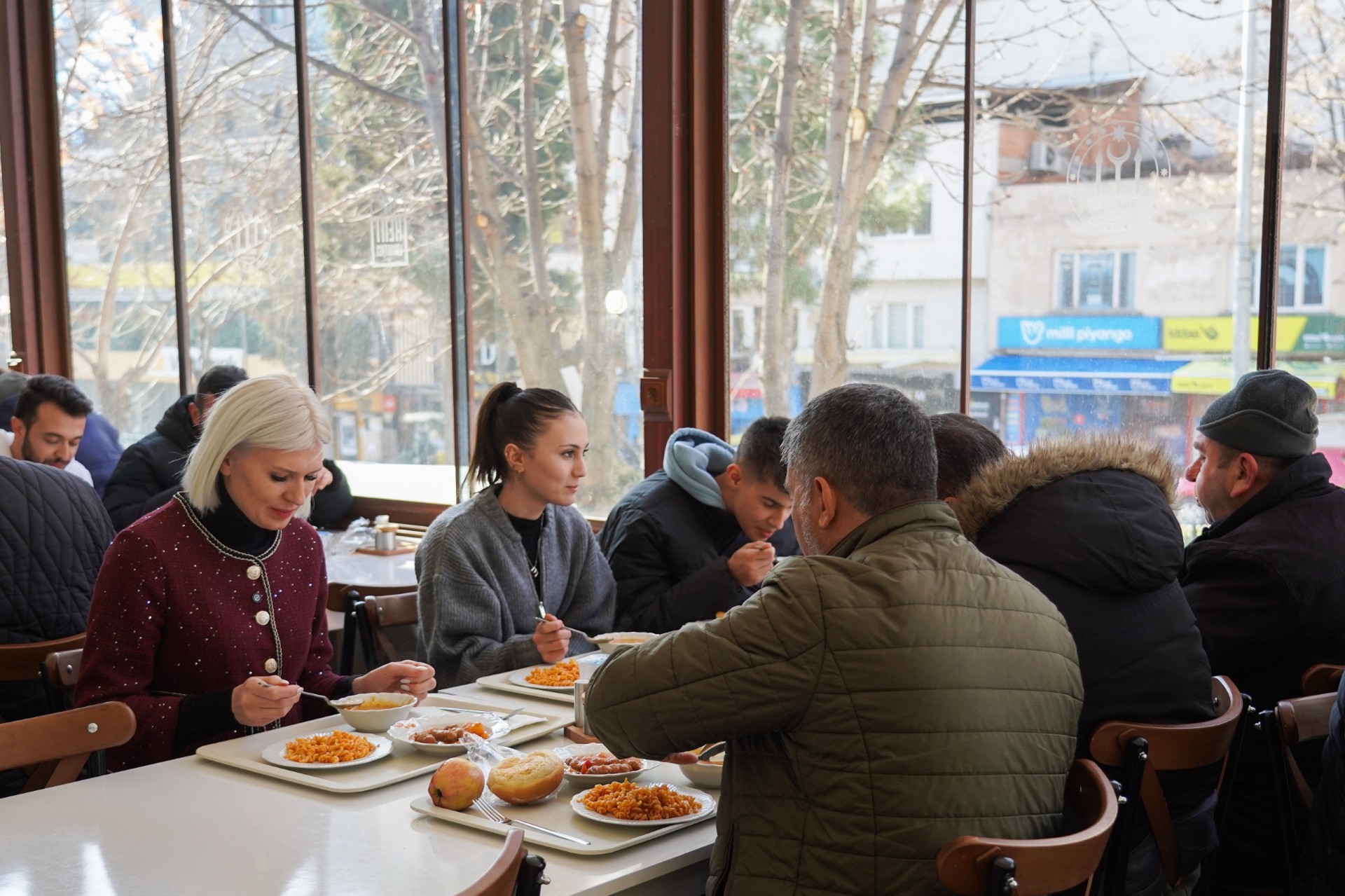 baskan-subasi-kent-lokantasinda-vatandaslarla-birlikte-yemek-yedi2.jpg