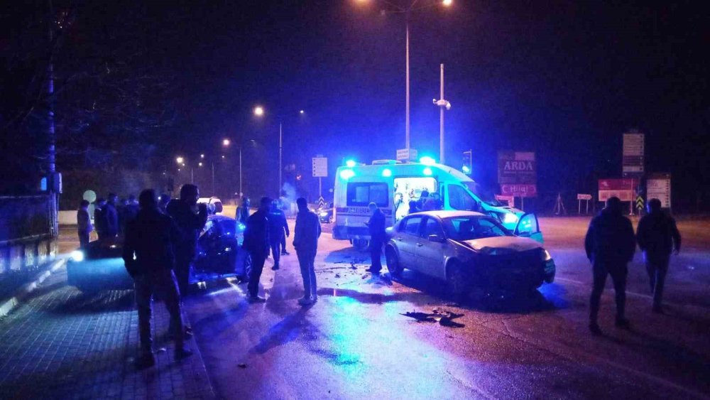 Ambulansa Yol Vermek İsteyen 2 Otomobil Çarpıştı